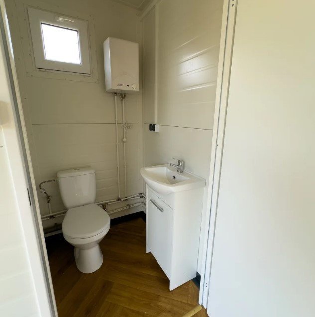 Conteneur Maison Bureau 6×3 mètres modèle Stockholm avec sanitaires et cuisine – Image 9