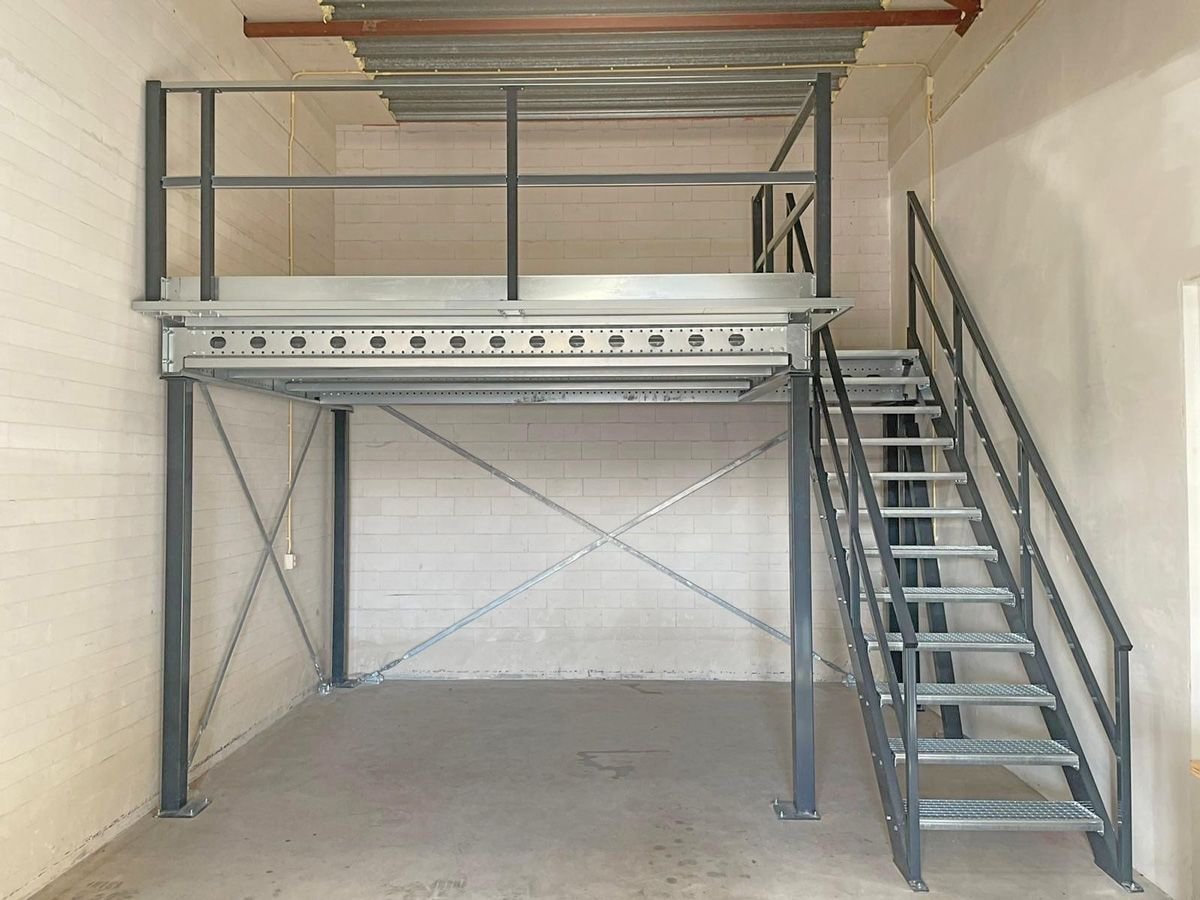 Plateforme de stockage 7x7m, capacité de charge 500 kg/m², avec escaliers, garde-corps et point de transfert – Image 5
