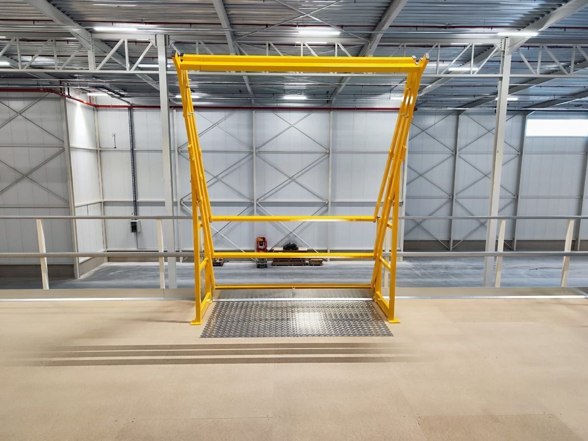 Plateforme de stockage 7x7m, capacité de charge 500 kg/m², avec escaliers, garde-corps et point de transfert – Image 2